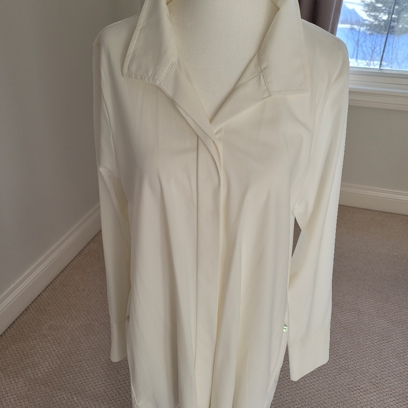 Beautiful Button Down Shirt Size Medium - Picture 12 of 15